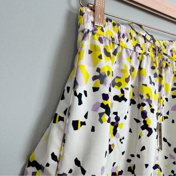 DIANE VON FIRSTENBERG | DVF Silk Abstract Patterned Shorts Women’s Size 2 - Picture 2 of 9